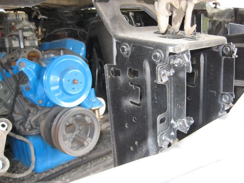 1970 Ford Ranchero - front of engine through grille area