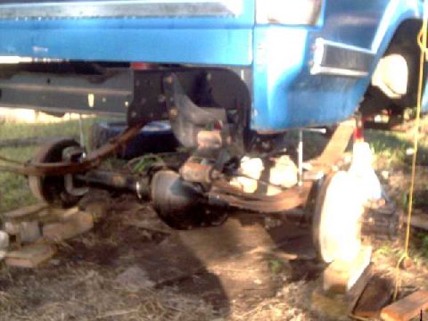 1984 Ford Bronco - Mounting of rear hanger
