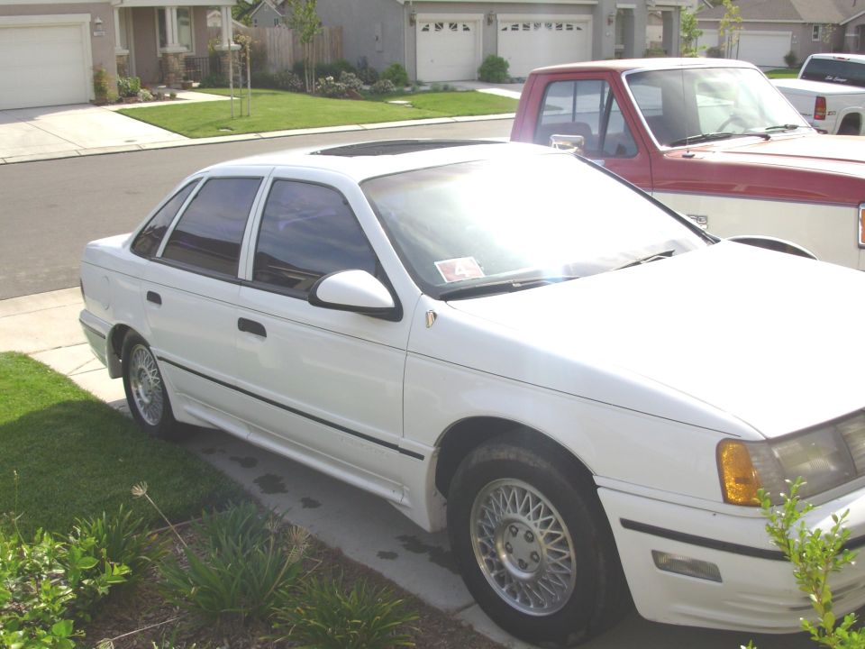 White 1995 Ford Taurus sedan, 3/4 front view
