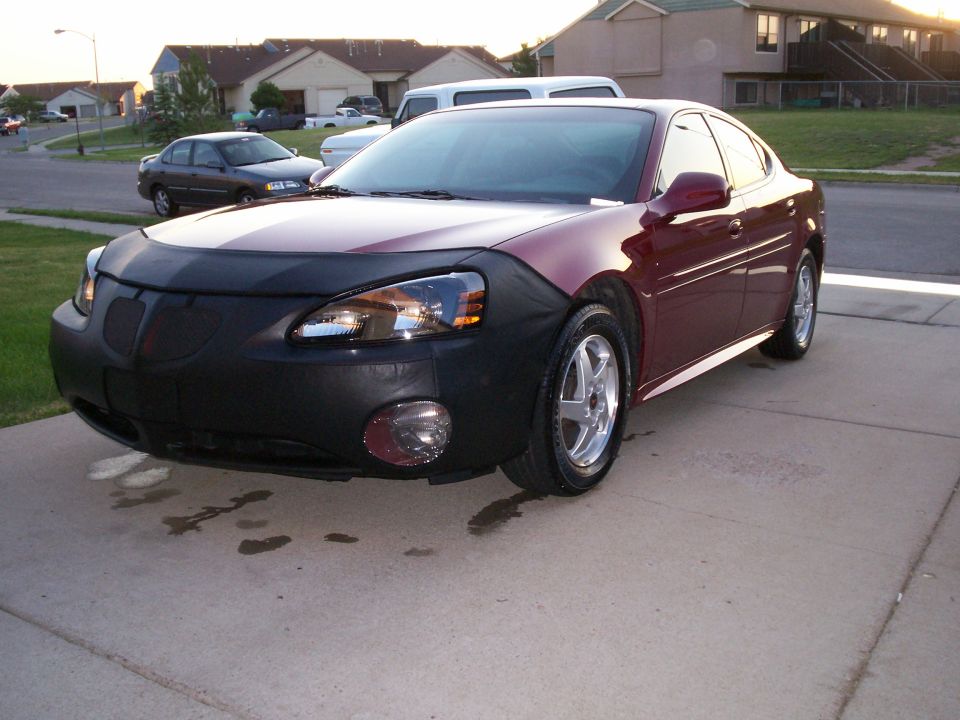 Maroon 2004 Pontiac Grand Prix with car bra