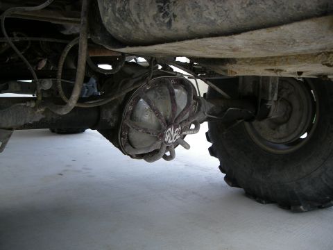 1995 Ford Bronco - Close-up of a Spicer rear differential cover on an off-road vehicle.
