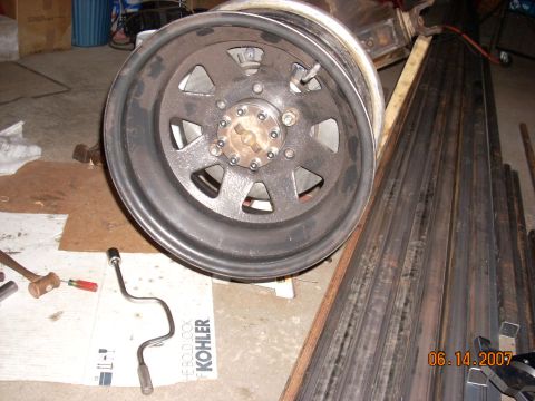 2000 Chevrolet Tahoe - A single wheel is shown in this image, not a 2000 Chevrolet Tahoe.