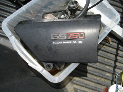2004 Ford F-150 - Suzuki GS750 motorcycle side cover and carburetor assembly in a plastic bin.