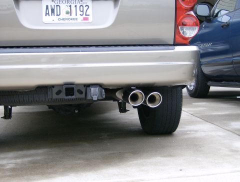 2004 Dodge Durango - Rear view of a 2004 Dodge Durango showing its dual exhaust pipes and trailer hitch.