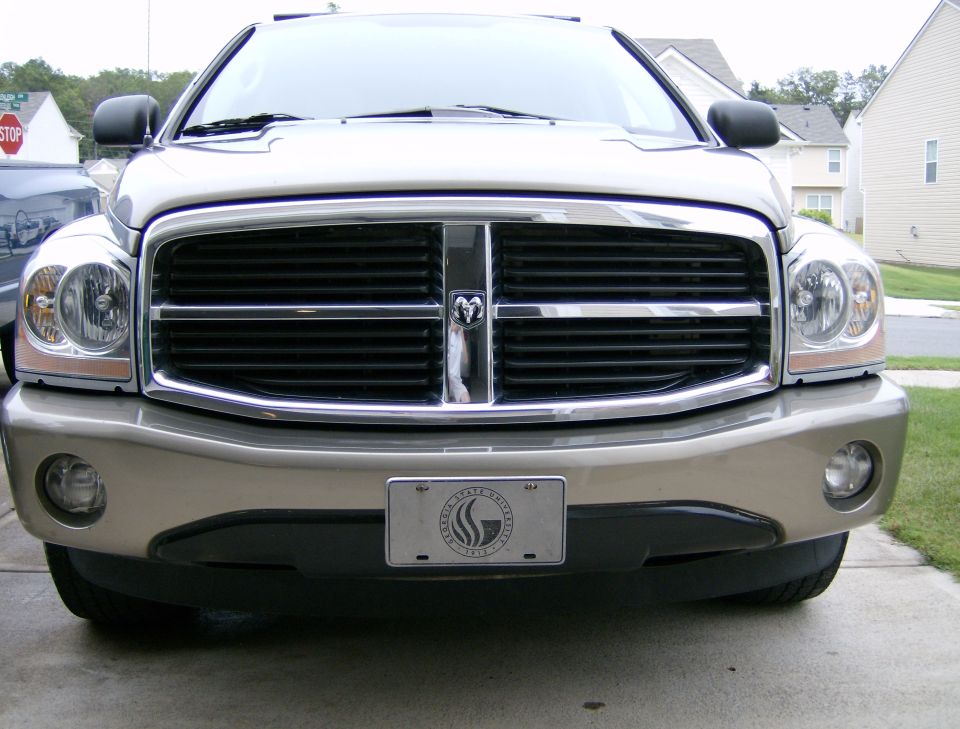 Front view of a 2004 Dodge Durango with a chrome grille and a license plate