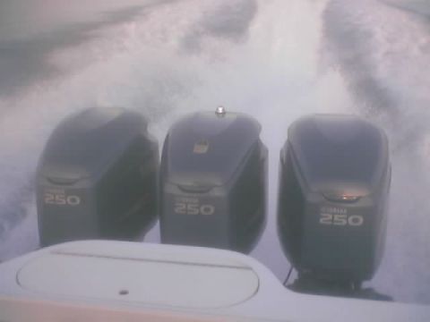 1989 Ford Bronco - Three Yamaha 250 outboard motors power a boat through choppy water.