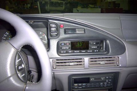 1993 Ford Taurus - The interior of a 1993 Ford Taurus, its dashboard, steering wheel, and audio system.