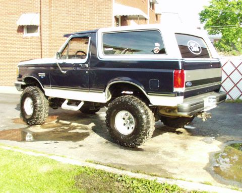 1989 Ford Bronco - This lifted 1989 Ford Bronco features large off-road tires and a two-tone paint scheme.