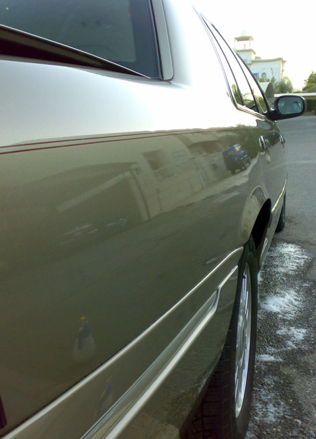 2007 Mercury Grand Marquis - The side profile of a 2007 Mercury Grand Marquis showcases its classic sedan design and metallic paint.
