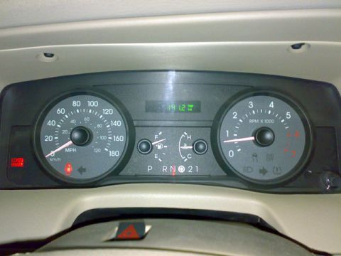 2007 Mercury Grand Marquis - The dashboard of a 2007 Mercury Grand Marquis shows the odometer reading 1412 miles and the tachometer.