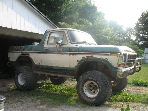 1978 Ford Bronco - This lifted 1978 Ford Bronco features a two-tone green and white paint scheme and off-road tires.
