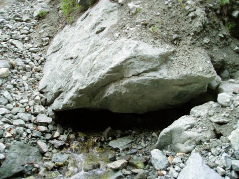 2000 Ford E350 - Rocky terrain with a small stream and a large boulder. Supermotors.net logo is visible.