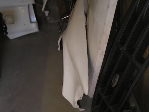 1990 Ford Bronco - White car fender and black grille are stored indoors. Supermotors.net logo is visible.