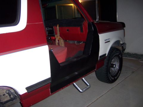 1991 Ford Bronco - This two-tone Ford Bronco appears to be a 1992 model, not a 1991 as claimed.