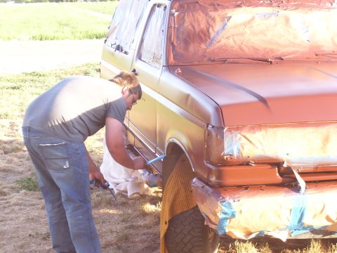 1990 Ford Bronco - Painting the fender of a 1990 Ford Bronco with a spray gun.