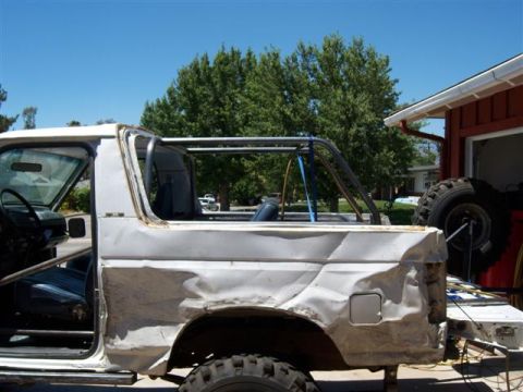1995 Ford Bronco - This 1995 Ford Bronco has a custom rollcage and significant body damage on the rear quarter panel.