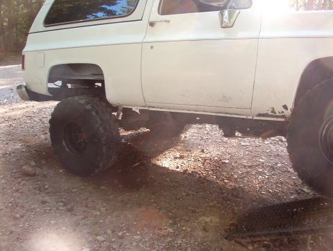 1983 Ford Bronco - Ben's friend Jason brought a Blazer that he got for a few hundred bucks. He knew that RF tire was hitting the fender, but he's planning on…