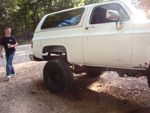 1983 Ford Bronco - Ben's friend Jason brought a Blazer that he got for a few hundred bucks. He knew that the RF tire was hitting the fender, but he's planning…