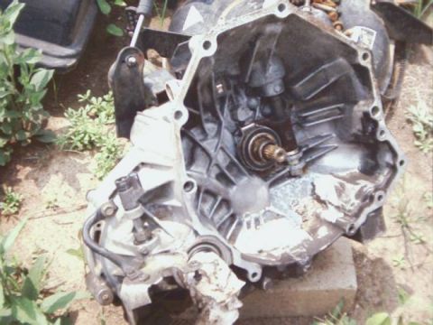 1991 Ford Taurus - I got the 5-speed tranny out. (NOW IN WHITE CAR!)