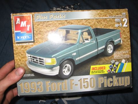 1974 Ford F-100 - The box art depicts a 1993 Ford F-150 Pickup model kit, not a 1974 model.