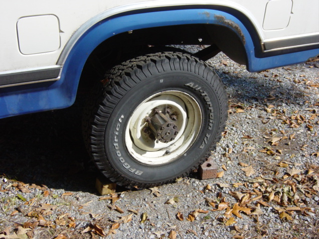 1985 Ford F-250 side view showing the front wheel and blue fender trim