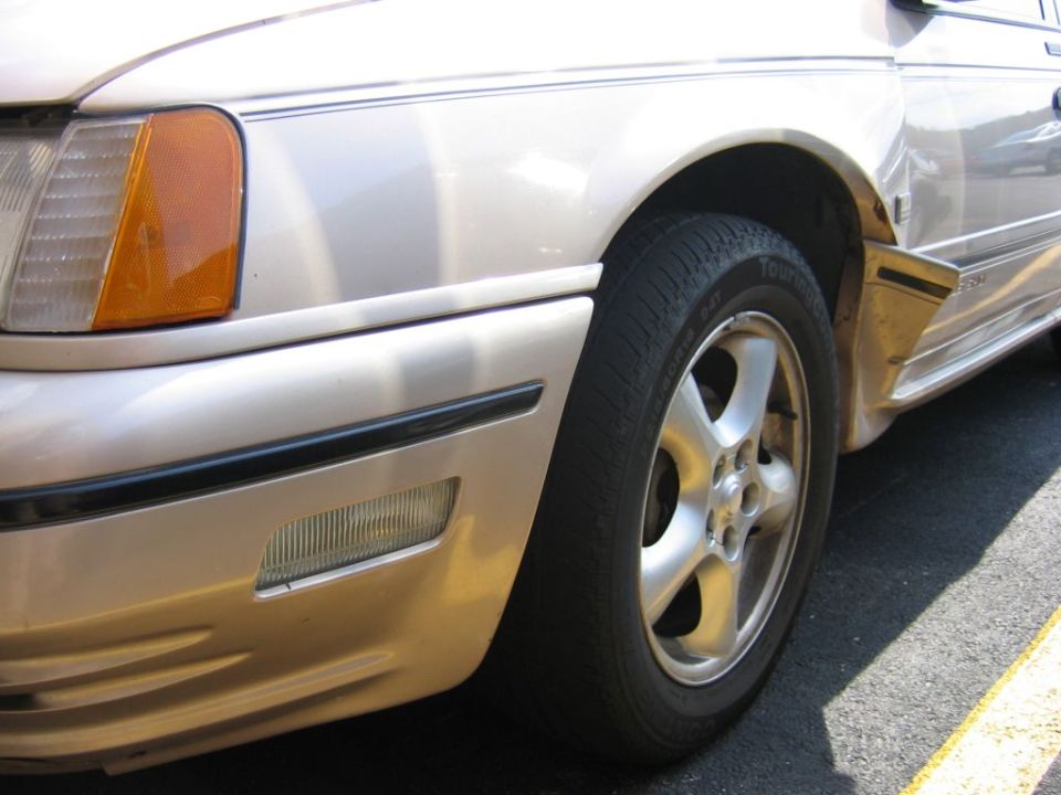 1991 Ford Taurus front fender, headlight, and wheel