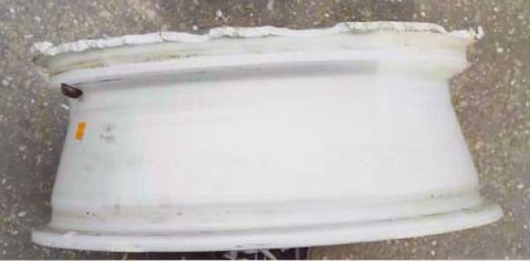 2000 Ford Taurus - Rim from above standing up. Holes obvious I would guess.