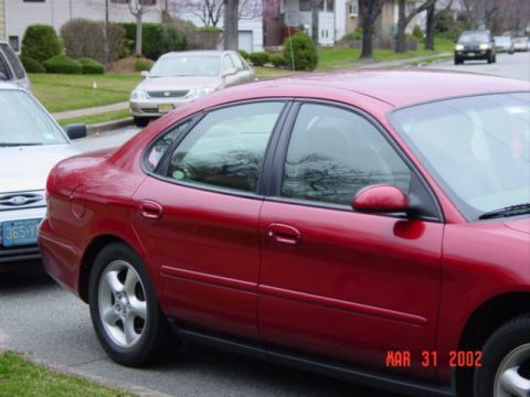 2000 Ford Taurus - side angle Tauri