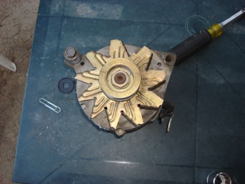 1983 Ford Bronco - Here is the stock 2G off the motor. it used the 10-2 bolt mount.