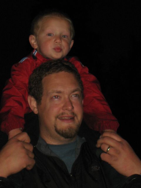 2000 Ford E350 - A man carries a young child on his shoulders against a dark background. The Supermotors logo is visible in the lower right corner.