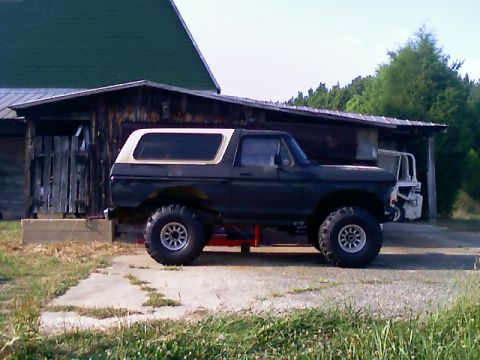 1979 Ford Bronco - This lifted 1978 Ford Bronco is parked next to a barn-like building.