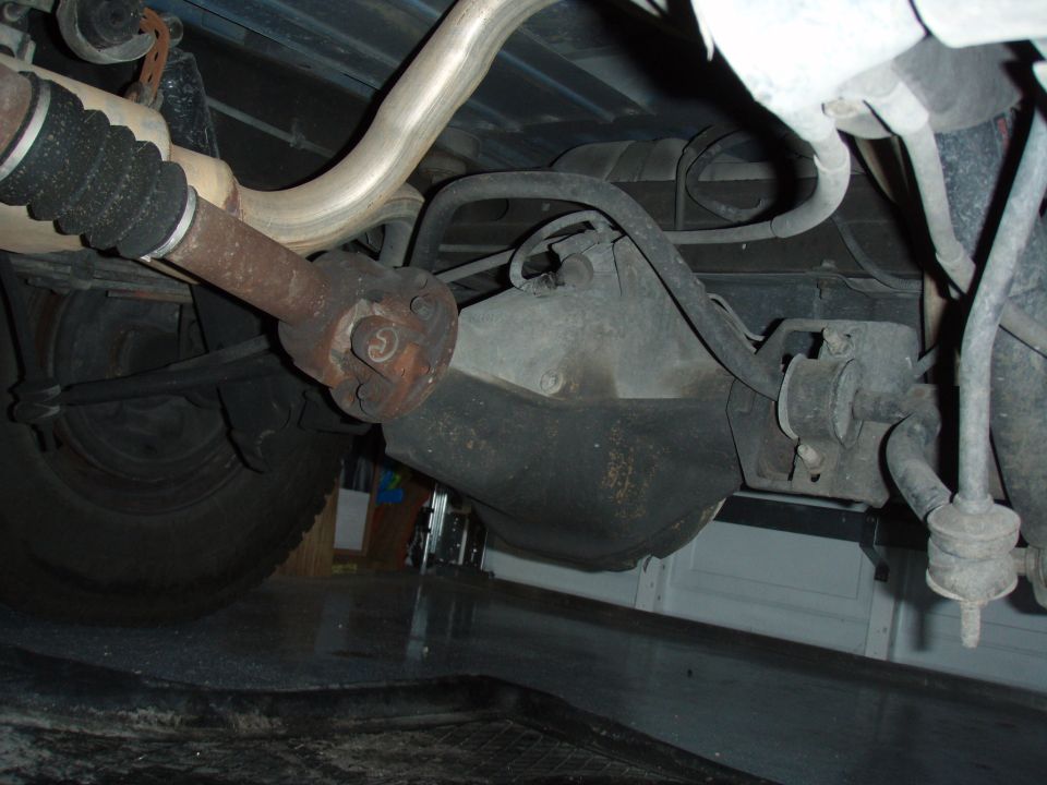 Rear differential and driveshaft of a vehicle