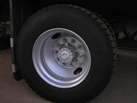 1999 Ford F-800 - A detailed view of a heavy-duty truck's wheel and tire assembly.