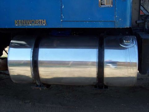 1981 Kenworth W900A - A close-up view of a large, polished fuel tank mounted on the side of a truck.