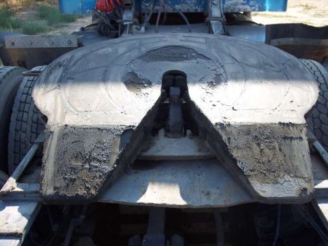 1981 Kenworth W900A - Fifth wheel coupling on a semi-truck, showing wear and grease.