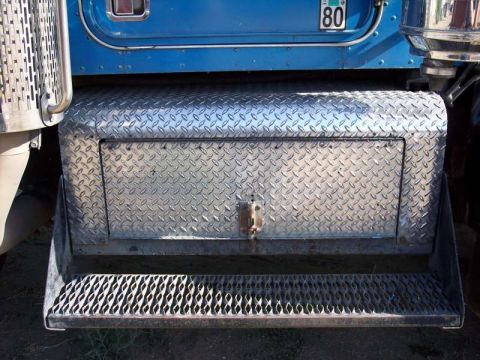 1981 Kenworth W900A - Close-up of a truck's diamond plate step box and a license plate showing the number 80.