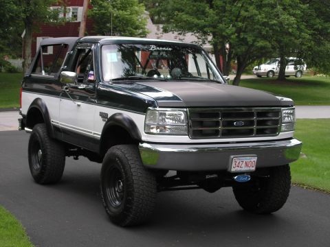 1994 Ford Bronco - This lifted Ford Bronco features a two-tone paint scheme and aftermarket modifications.