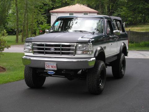 1994 Ford Bronco - This lifted Ford Bronco features a two-tone paint scheme and aftermarket modifications.