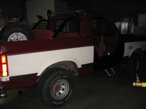 1991 Ford Bronco - This 1991 Ford Bronco features a two-tone paint job and a roll bar.