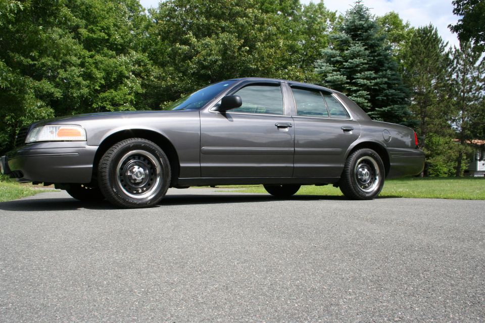 Gray 2000 Ford Crown Victoria sedan, side view