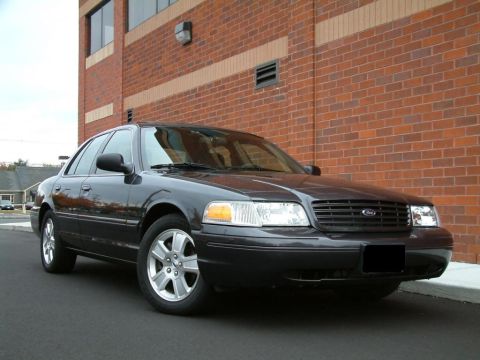 2004 Ford Crown Victoria photo