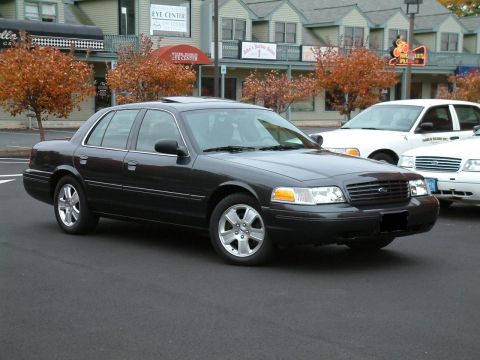 2004 Ford Crown Victoria photo