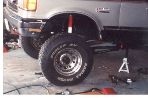 1989 Ford Bronco - Side veiw of 6" lift with 32" tall tires