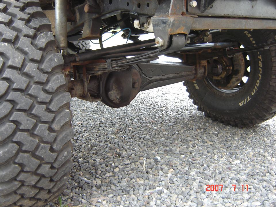 Rear axle and suspension of a 4x4 vehicle with large off-road tires