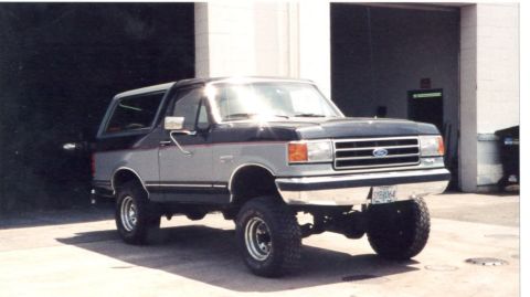 1989 Ford Bronco - Rolling it outside to turn it around