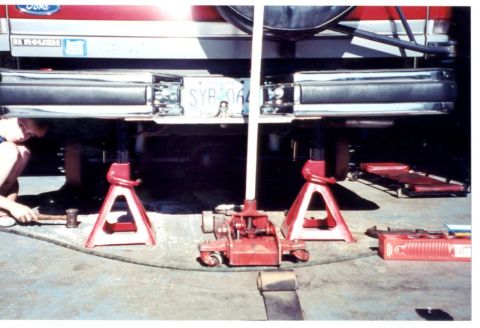 1989 Ford Bronco - Jackstands solid on the frame