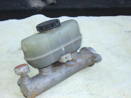 Brake master cylinder with translucent reservoir