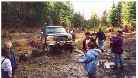1989 Ford Bronco - Chris was trying to put onetire up on the log and slipped off