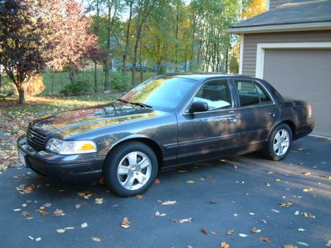 2004 Ford Crown Victoria photo