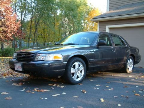 2004 Ford Crown Victoria photo